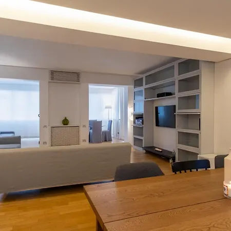 דירה Attic With Terrace & Jacuzzi