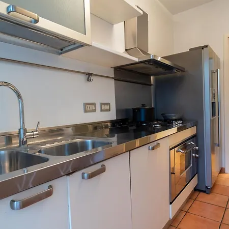 דירה Attic With Terrace & Jacuzzi